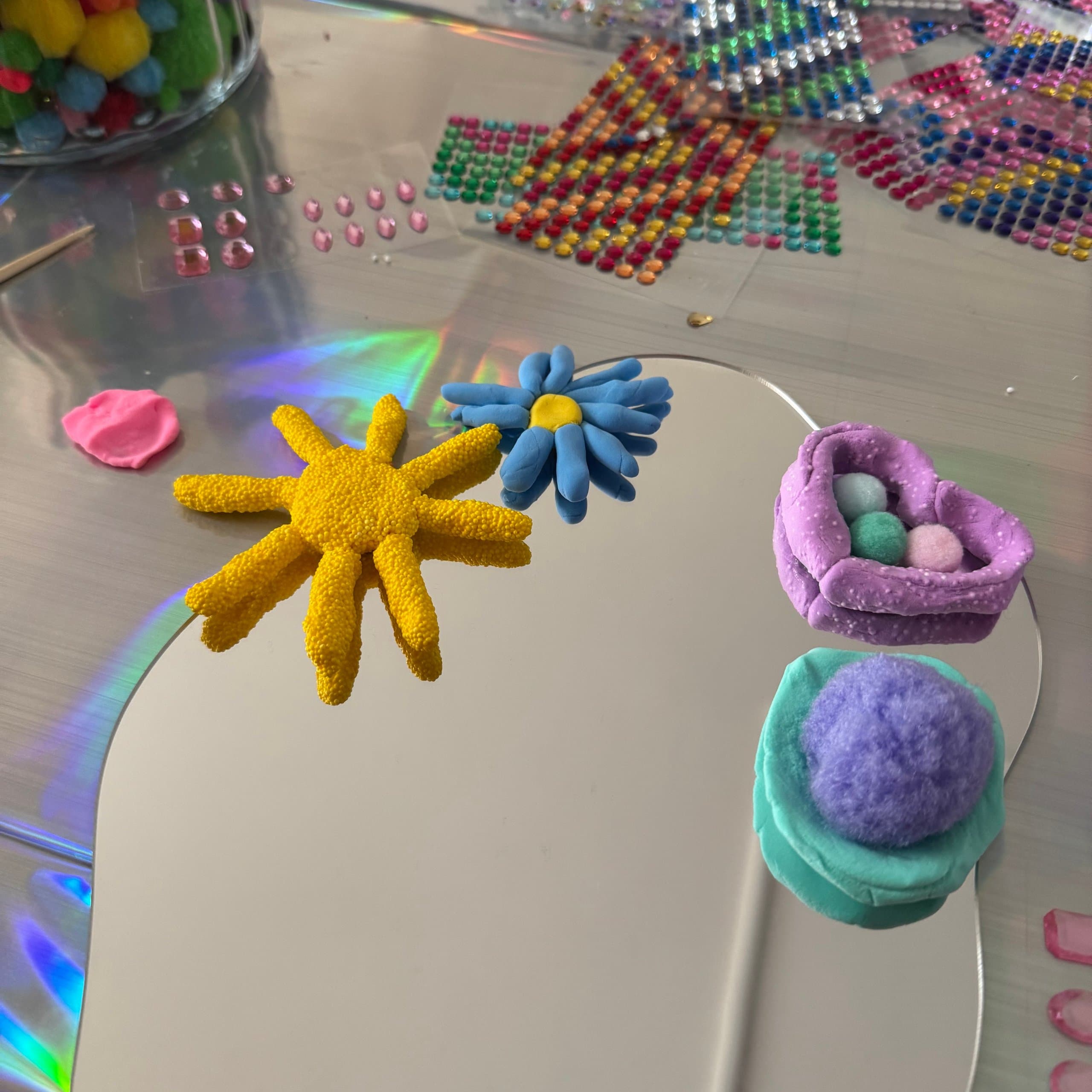 Kleurrijke bloemen en figuren van klei