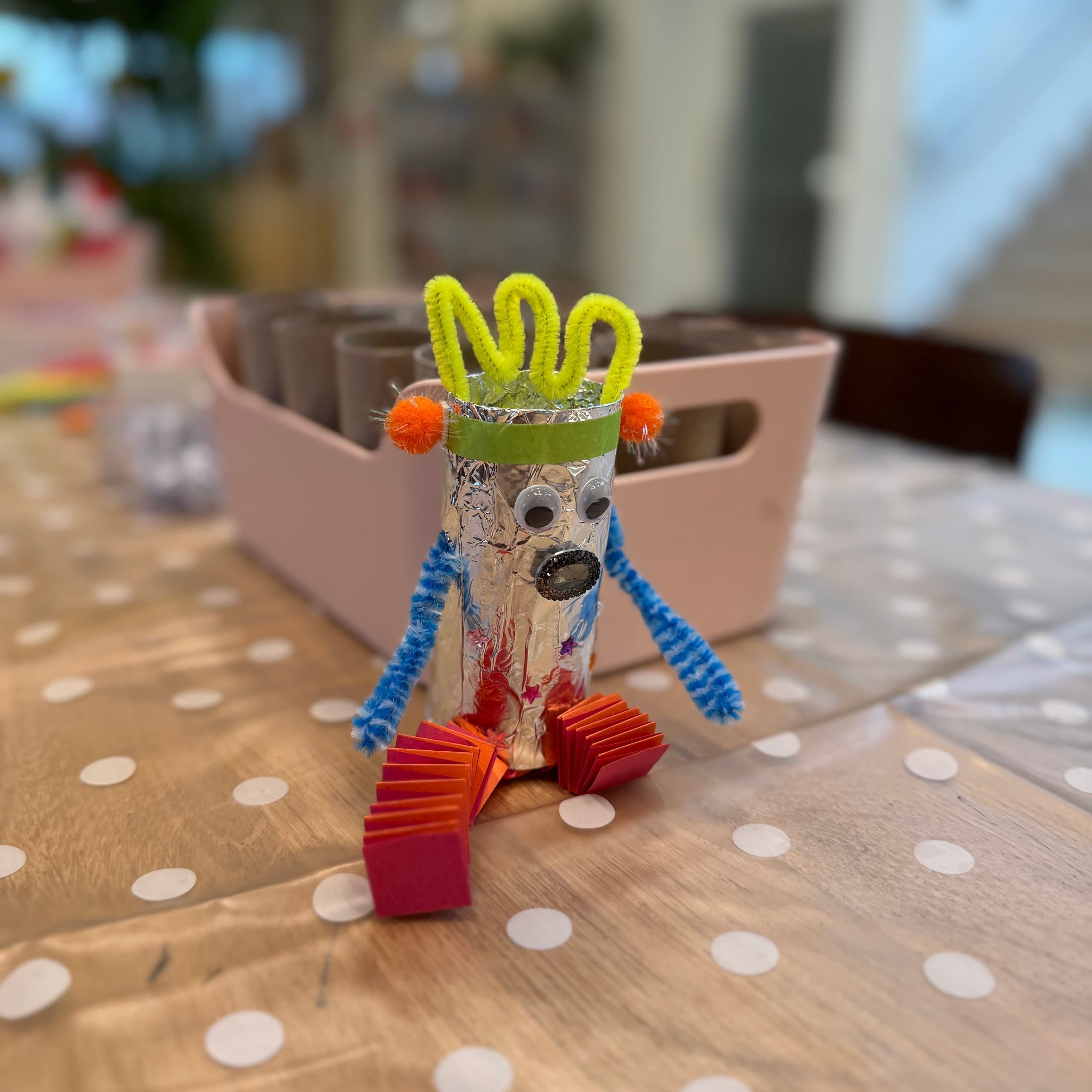 Een zelfgemaakt figuurtje van knutselmaterialen